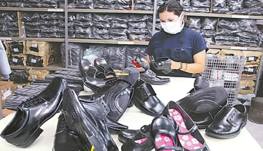 Educación adjudica compra millonaria de calzado escolar a empresa brasileña