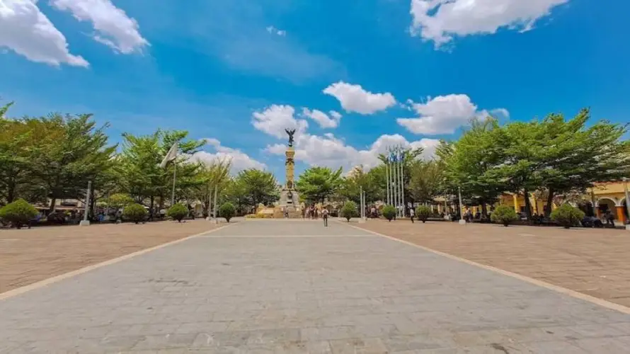 Pastor dice CAM les prohíbe repartir comida en plaza Libertad, alcalde responde que están ordenando