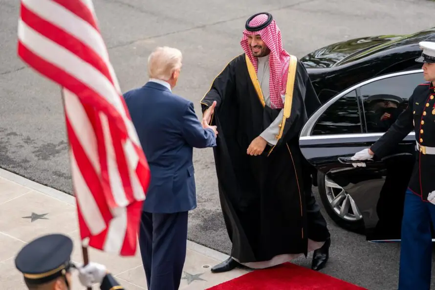 El príncipe heredero saudí anuncia inversiones de hasta casi 1 billón de dólares en EEUU