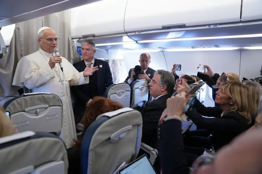 Papa León XIV inicia gira por Turquía con mensaje de paz