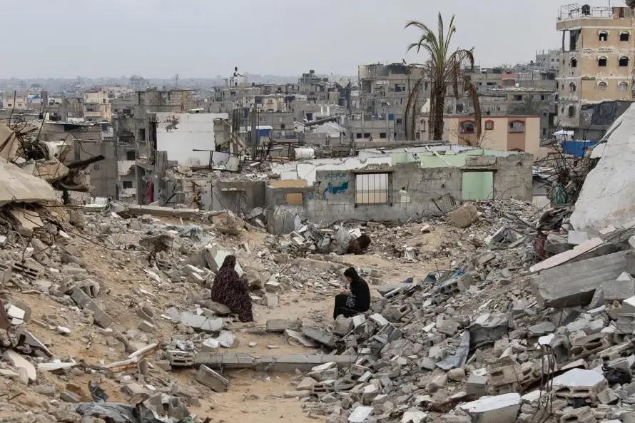 Palestinos en medio de la destrucción en la Franja de Gaza