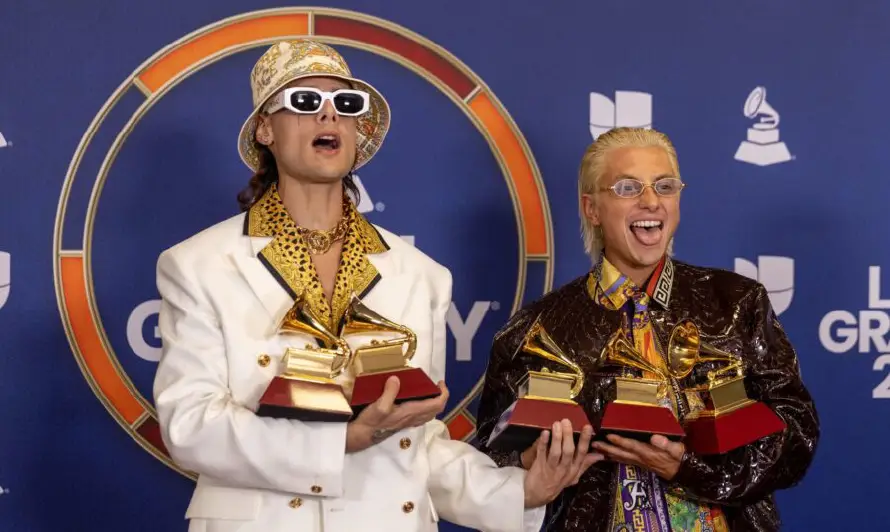 Ca7riel & Paco Amoroso bromean con derretir sus Latin Grammy para hacerse una cadena