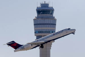 Delta mantiene sus objetivos para 2026 y trasladará a clientes el alza del combustible