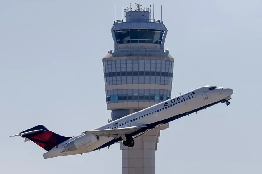 Delta mantiene sus objetivos para 2026 y trasladará a clientes el alza del combustible
