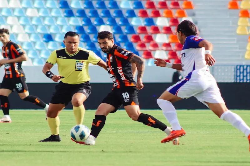 Vibrante empate 3-3 entre Águila y Firpo en el estadio Mágico González