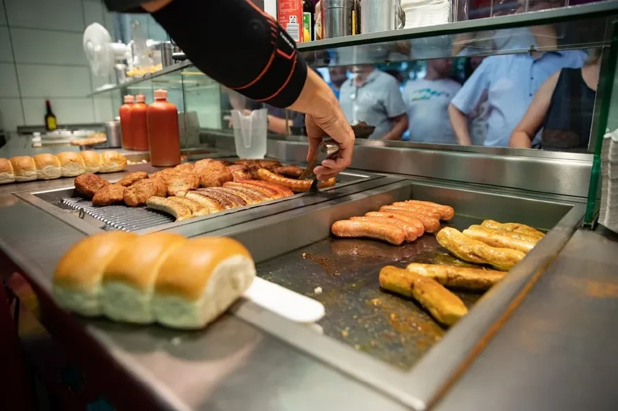 Estudio vincula alimentos ultraprocesados con el cáncer de colon en jóvenes