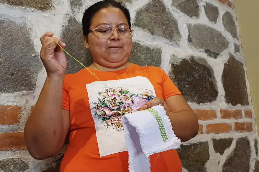 El 82 % de las bordadoras a domicilio ganan menos del salario mínimo en El Salvador