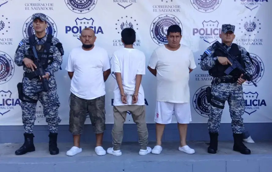 Arrestan a dos hombres y un menor que se agarraron a golpes en Tonacatepeque
