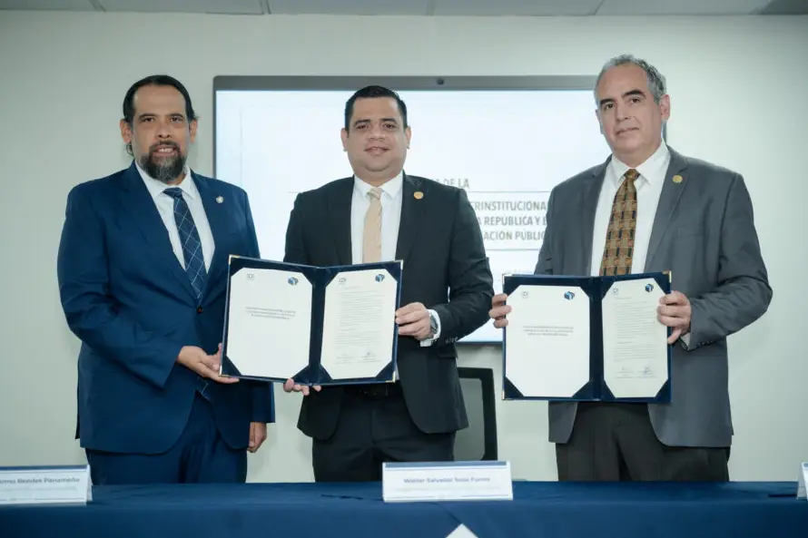 Presidente de Corte de Cuentas se compromete con la "transparencia y apertura informativa" en firma de convenio con el IAIP