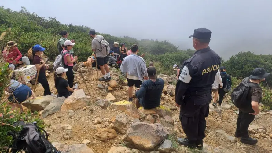Medio Ambiente restringe acceso al cráter del volcán de Santa Ana por vientos fuertes