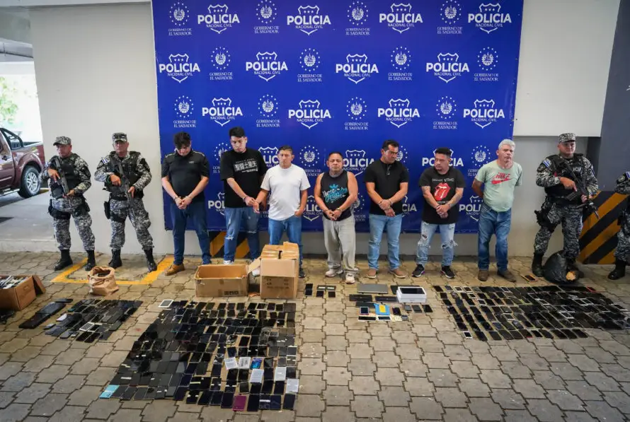Allanan siete negocios que vendían celulares robados por banda de carteristas del transporte público