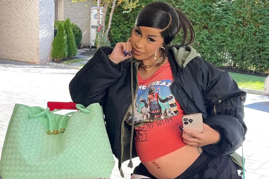 Cardi B da a luz a su cuarto hijo, el primero junto a su pareja Stefon Diggs