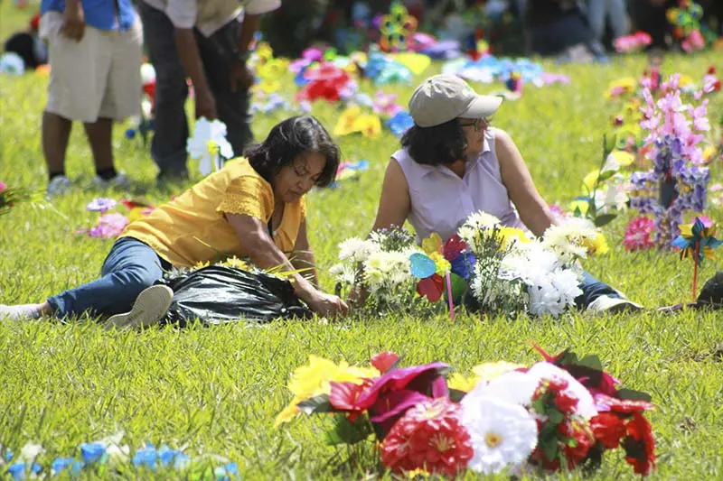 Salvadoreños recuerdan con fervor a sus seres queridos en el Día de los Fieles Difuntos
