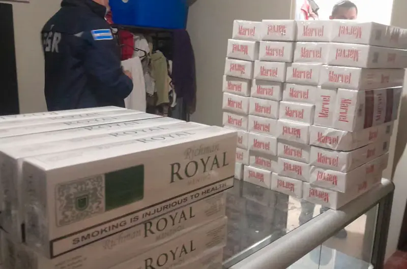 Decomisan más de 1,200 paquetes de cigarros de contrabando en el barrio Santa Anita de San Salvador