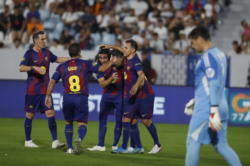 Saviola brilla y da triunfo a leyendas del Barcelona sobre el Real Madrid en El Salvador