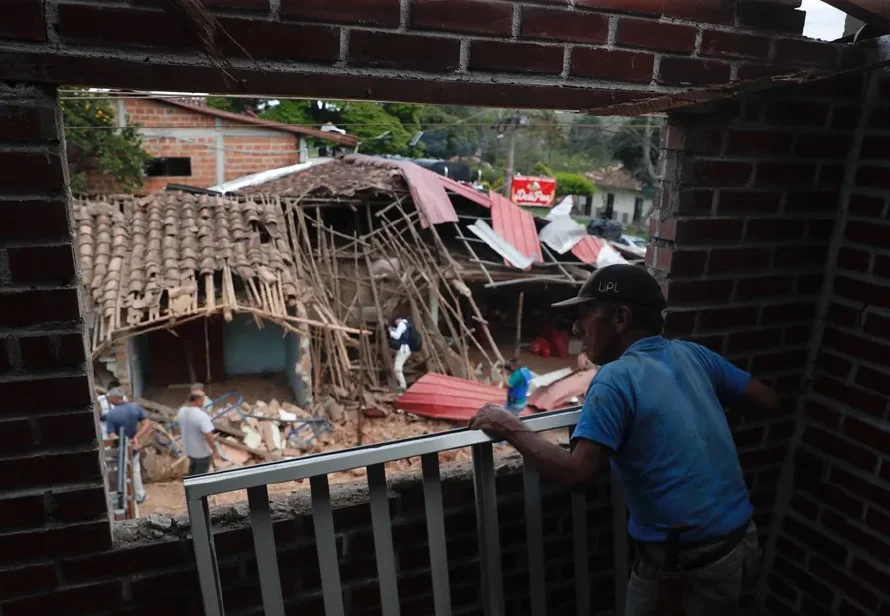 Presidente colombiano bajo presión tras muerte de siete menores en bombardeo