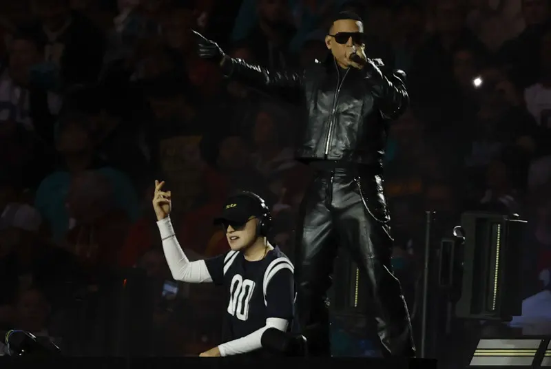 Bizarrap y Daddy Yankee encendieron el Bernabéu en el show de medio tiempo de la NFL en Madrid