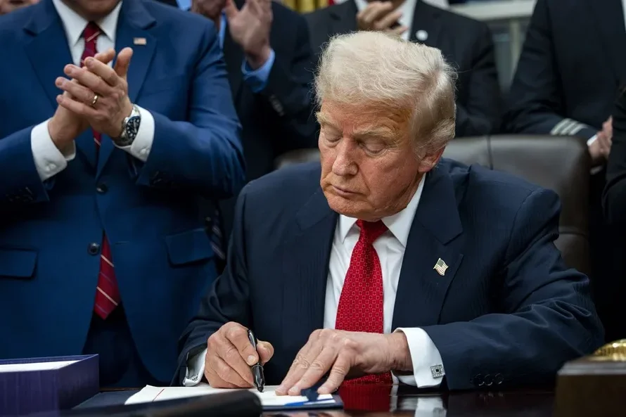 Trump aprueba desclasificar archivos de Epstein tras presión del Congreso