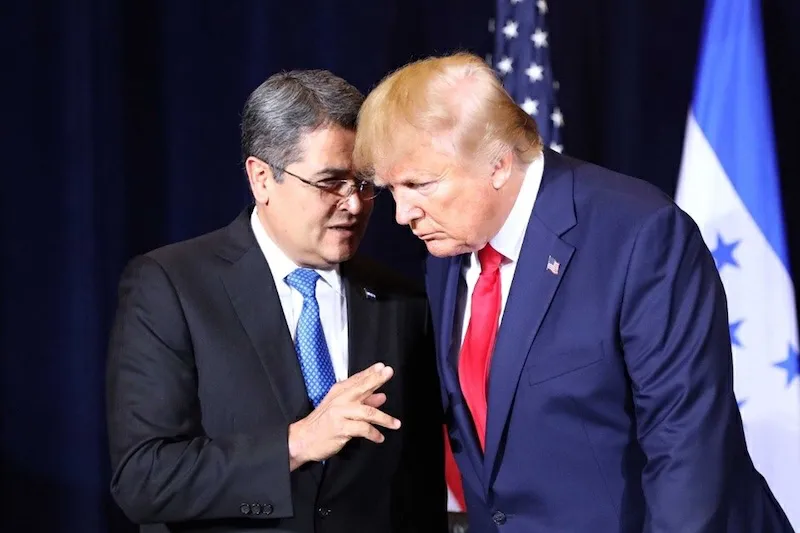 Trump por abrirle las puertas de la cárcel a Juan Orlando Hernández, el expresidente hondureño condenado por narco