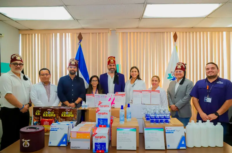 Shriners El Salvador entrega medicamentos para área de niños quemados del Hospital Bloom
