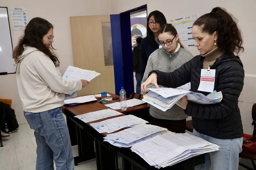 Ecuatorianos rechazan Constituyente y propuestas de Noboa en referéndum