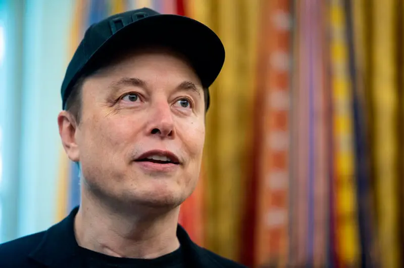 Elon Musk coincide con sus rivales Anthropic y OpenAI en desacelerar la IA