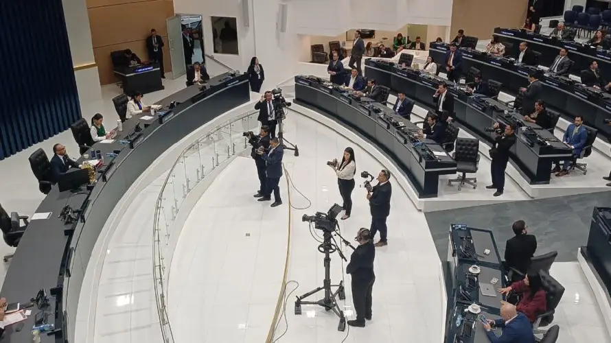 Cámara legislativa no enfoca a Claudia Ortiz por segunda vez; ella señala "discriminación" y Castro la ignora