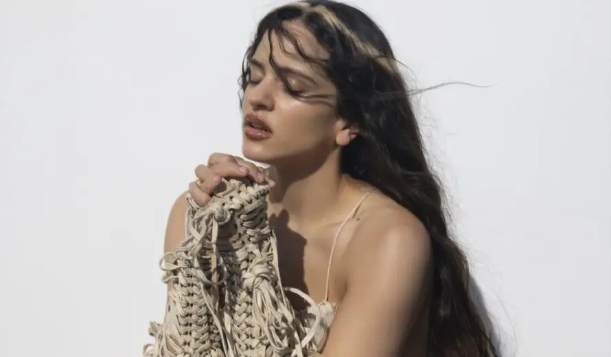 Rosalía canta "Lux" en 14 idiomas, con espiritualidad y la Orquesta Sinfónica de Londres