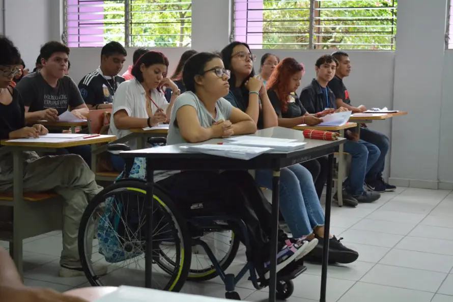 Hay más de 1,000 estudiantes de educación superior con discapacidad, según el Mineducyt