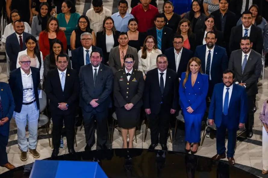 Gobierno gradúa a primeros 5,000 funcionarios salvadoreños de su escuela de administración pública