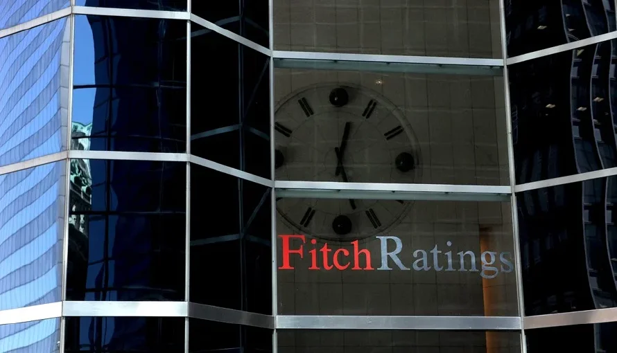 Fitch mantiene calificación B- de El Salvador, con advertencias sobre el FMI