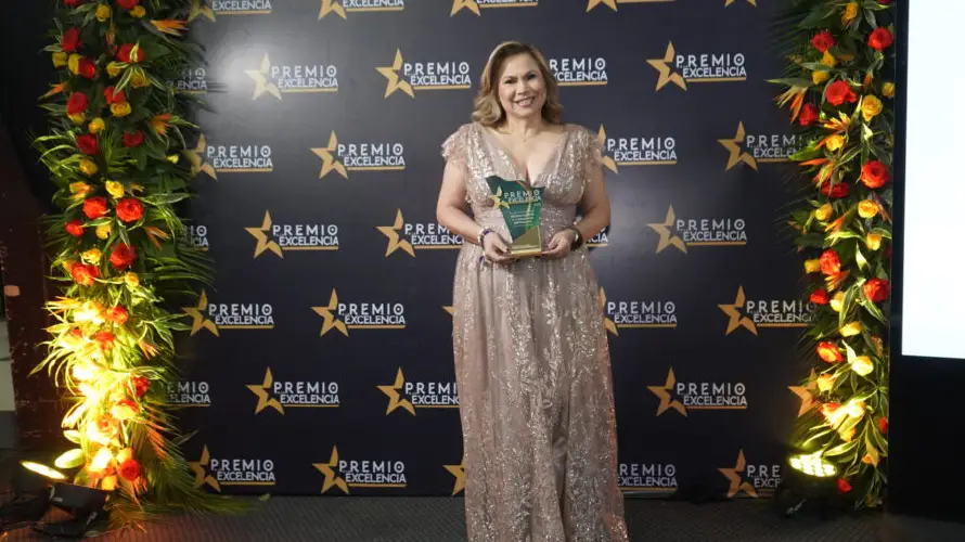 Directora ejecutiva de la Fundación Asesores para el Desarrollo de FEDECACES recibe el prestigioso "Premio a la excelencia empresarial 2025"