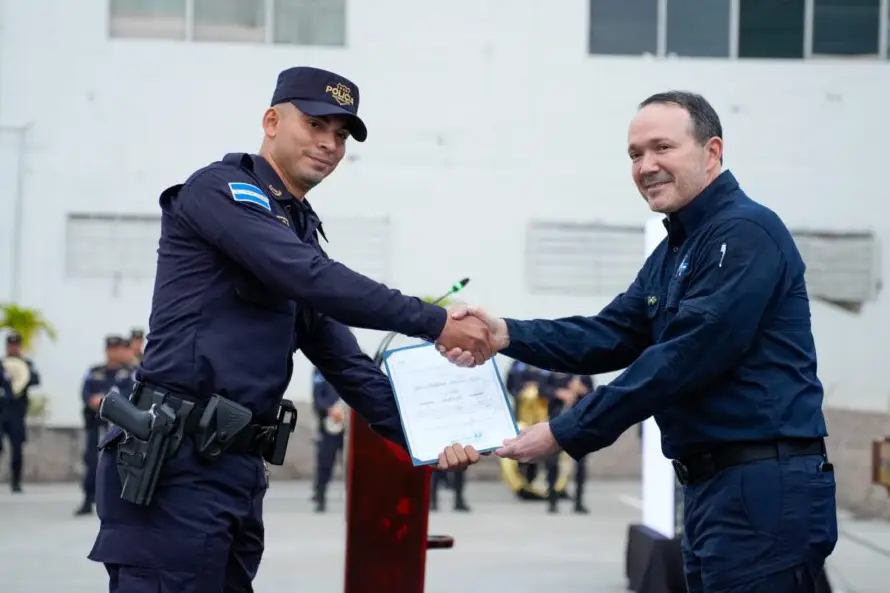 Juramentan a 221 nuevos agentes de la PNC