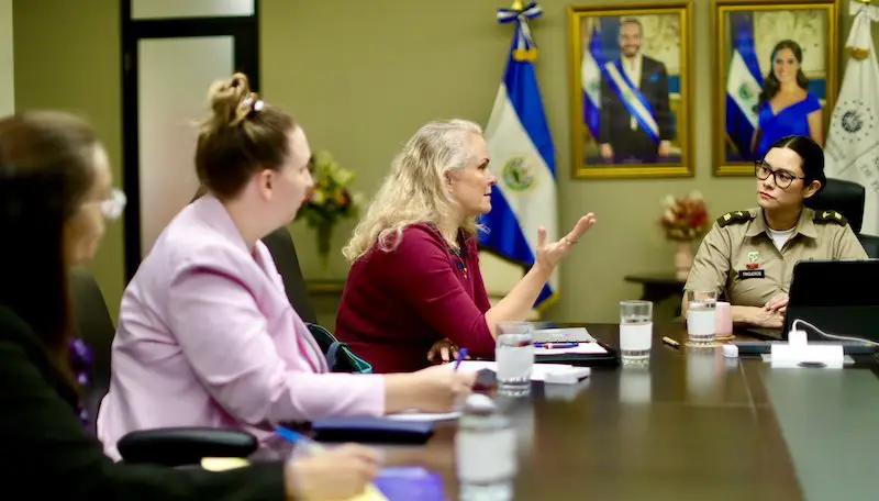 Encargada de Negocios de la Embajada de EEUU se reúne con ministra de Educación para dialogar sobre trabajo conjunto