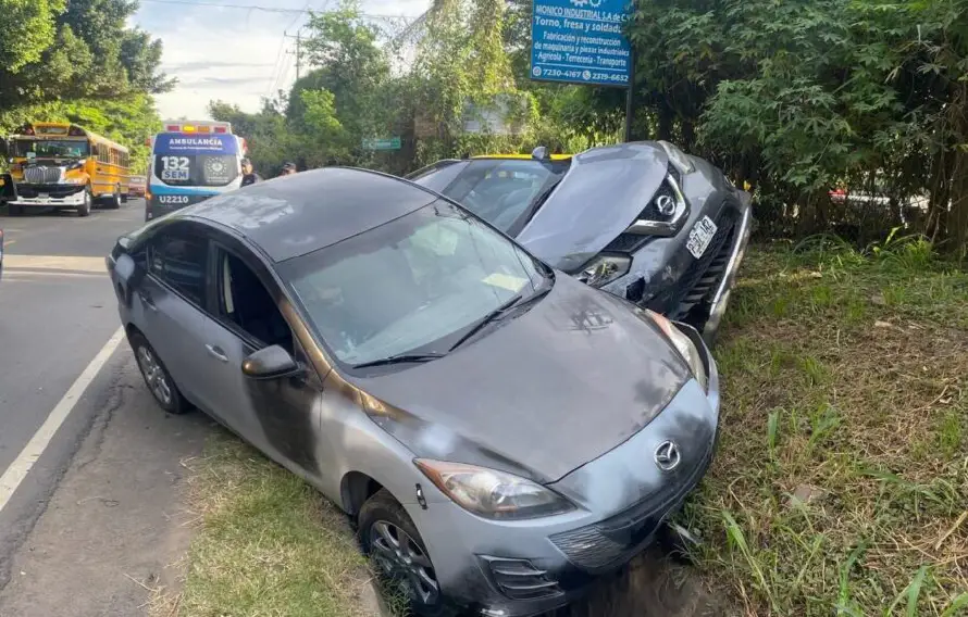 PNC registra colisión entre dos vehículos en San Juan Opico que deja daños materiales