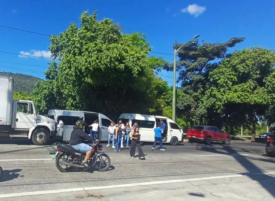 Al menos siete personas resultaron heridas en múltiple accidente en carretera Comalapa