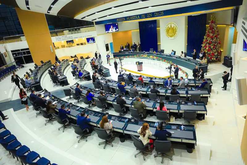 Vigentes reformas en El Salvador de nueva circunscripción para la diáspora y redistribución de escaños