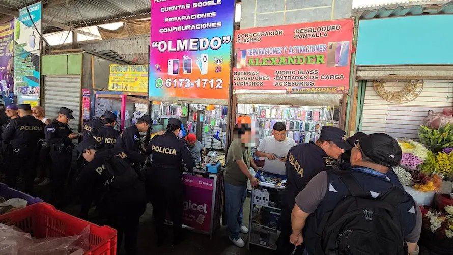 PNC y Fiscalía allanan más de 20 negocios de celulares, tablets y computadoras en Santa Tecla y Lourdes, Colón
