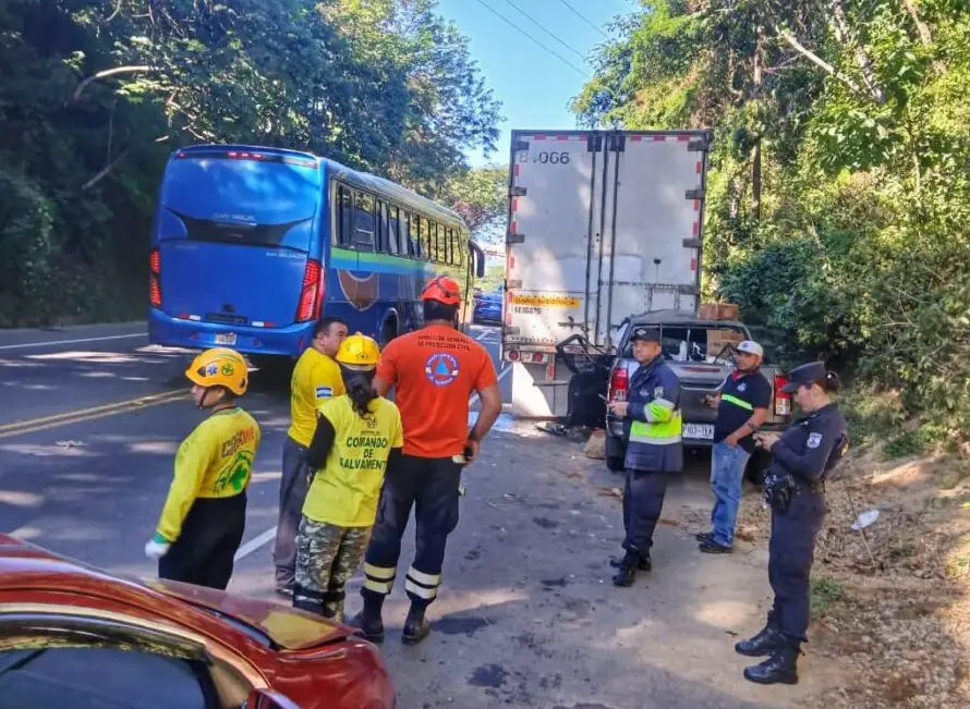 Aparatoso choque entre vehículo y furgón estacionado deja a dos personas lesionadas en Lolotique