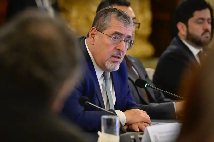 El presidente de Guatemala pide al Ejército mantenerse "libre de intereses políticos"