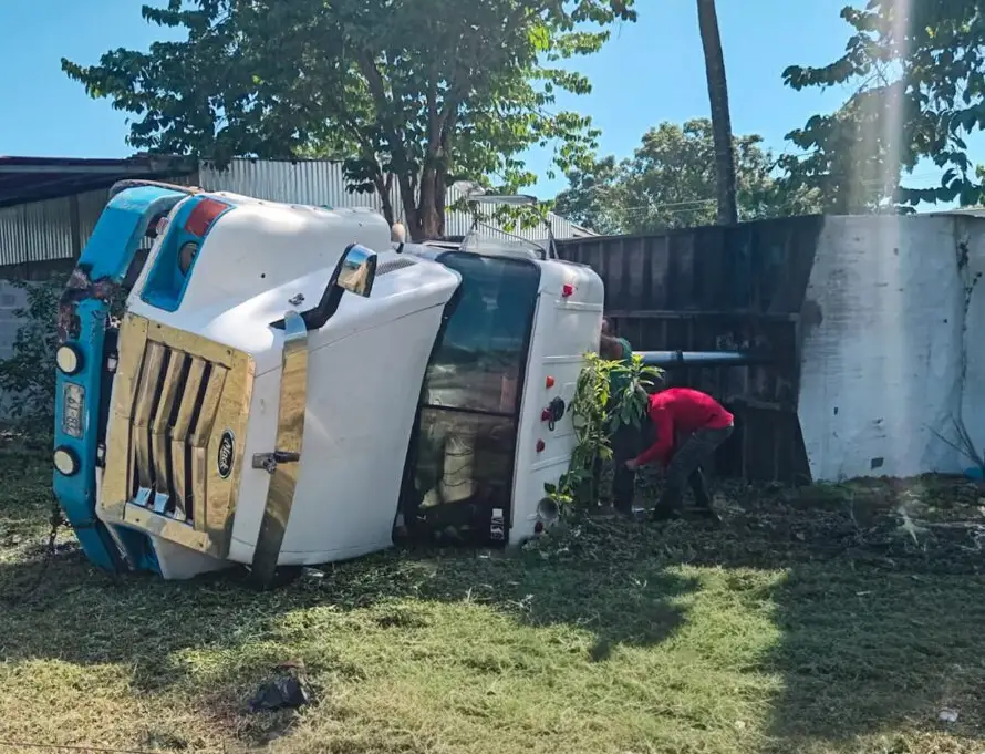 Vuelco de camión en El Tránsito deja en estado crítico a su motorista
