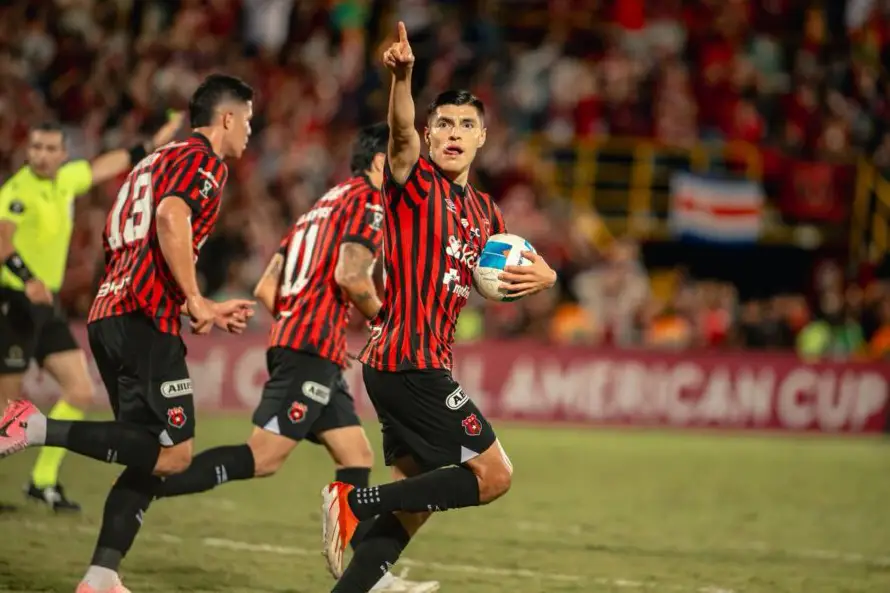 Alajuelense rescata un empate ante Xelajú en la final de ida de la Copa Centroamericana