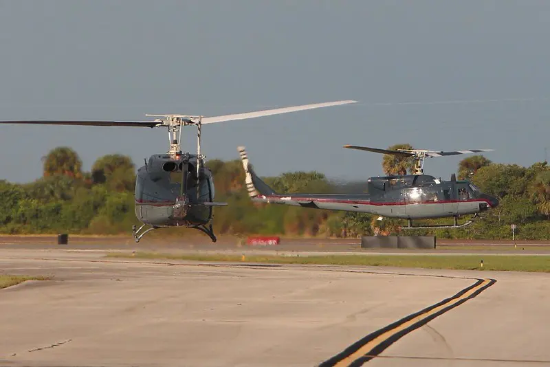 EE.UU. entrega helicópteros a El Salvador para misión en Haití