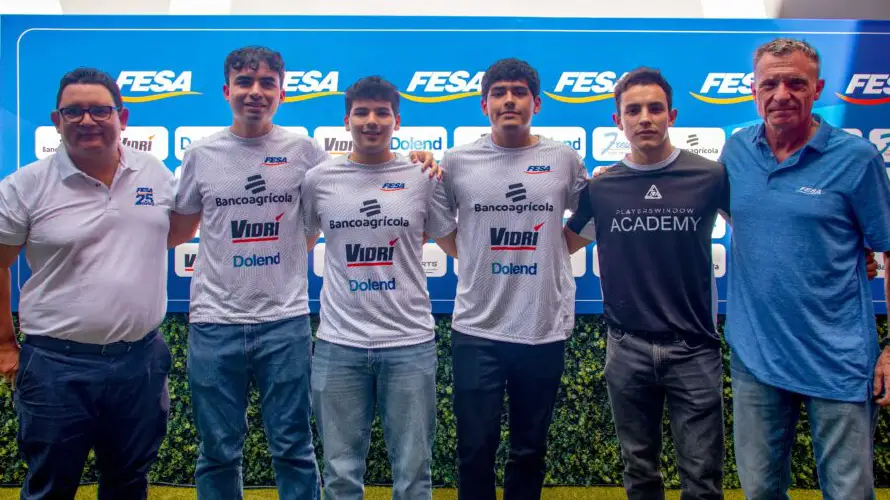 Tres jóvenes futbolistas de FESA ganan becas en la división I de la NJCAA