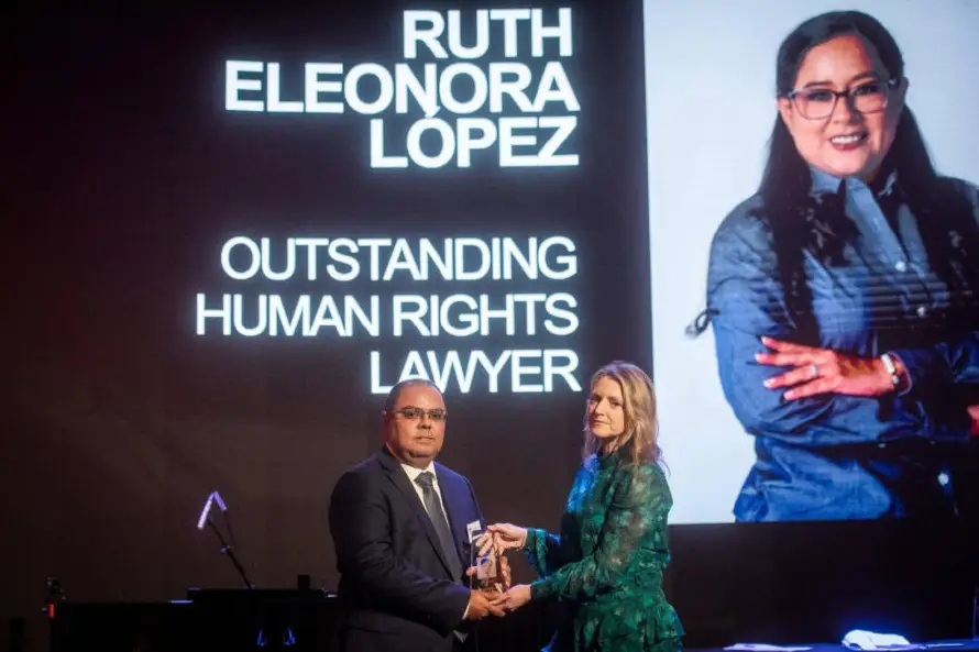 Fundación otorga premio Magnitsky a Ruth López y lo recibe su esposo: “Su familia no ha tenido contacto con ella”