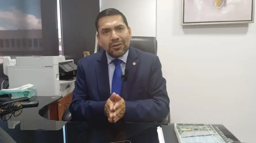 Francisco Lira insiste en que presidenciales 2027 son inconstitucionales pero apoyaría candidato de Arena