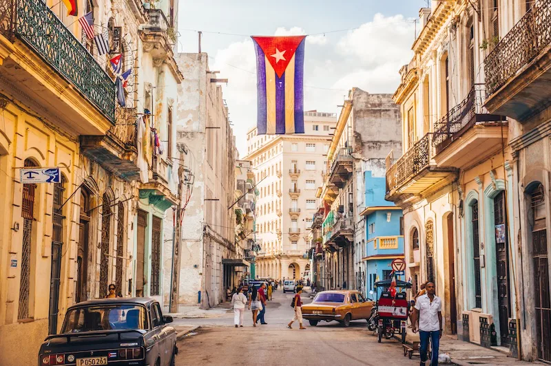 Cuba congela divisas de empresas extranjeras y extiende restricciones bancarias en medio de crisis económica