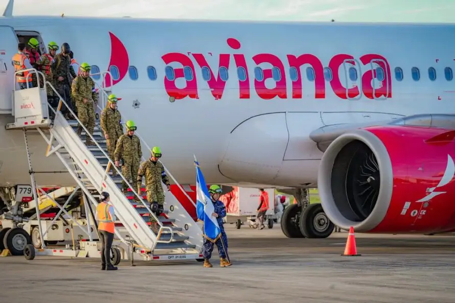 Regresa segundo contingente de salvadoreños que ayudaron en Jamaica