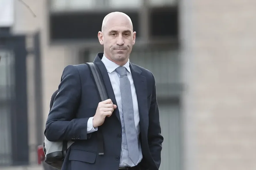 Luis Rubiales presenta en un libro su versión del polémico beso a Jenni Hermoso