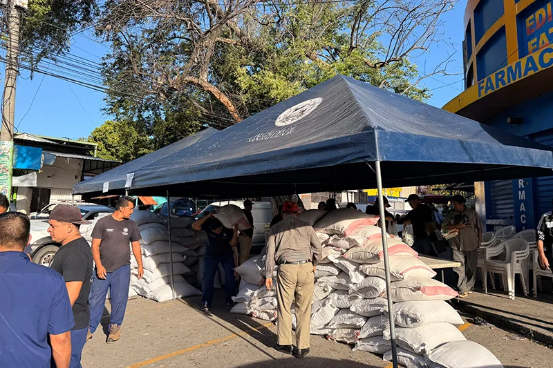 MAG instala dos puntos de venta de frijoles en el centro de San Salvador